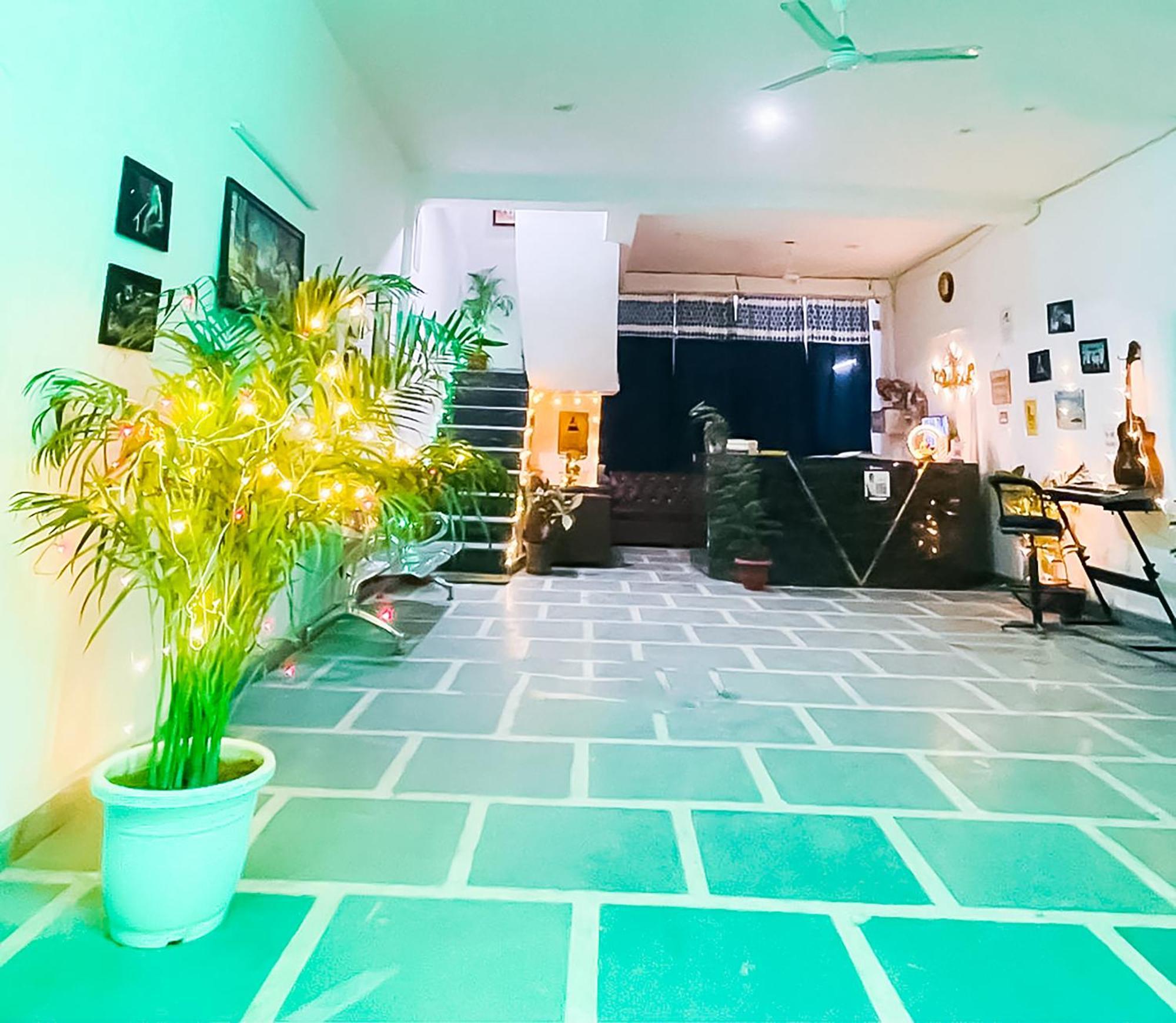Roomshala 123 Happy Homes- Near Saket Metro ニューデリー エクステリア 写真